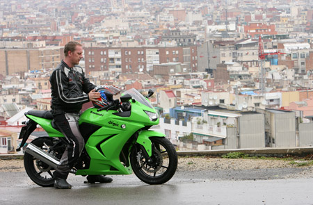 Видно сразу: для пилота ростом выше 180 см Ninja 250R маловат